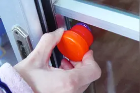 塑料瓶巧利用，做个推拉门简易门锁，防止孩子乱开乱玩，太棒了视频封面