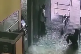 一名员工不小心把玻璃门弄碎了，看看公司主管高情商的处理方式视频封面