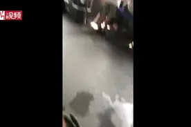 广东 男孩旁若无人 公交车厢内撒尿视频封面