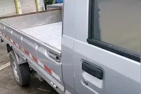 四年的五菱板车，马上年审买保险，喊价两万七，到底给多少钱合适