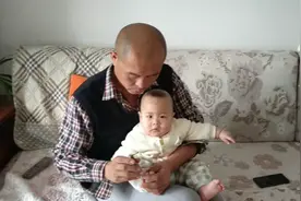 看看爸爸和他的小情人在干啥？真是爸爸的开心果！视频封面