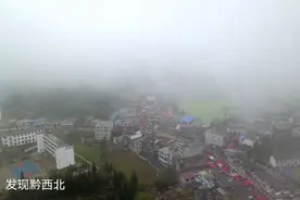 航拍贵州织金县海拔最高集市，阿弓镇狗场街上（吹聋）视频封面