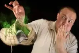 一脱鞋“臭气熏天”，天天洗脚还有味，今天告诉大家一个小方法视频封面