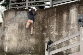 哇塞！太牛逼了！小伙挑战徒手上墙瞬间人气爆棚！绝啦视频封面