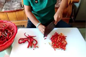 农村大妈晒干辣椒，这样做，辣椒晒的快不发白也不会坏