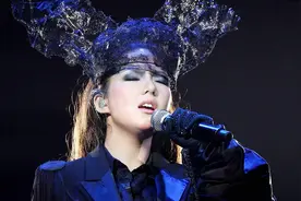 卫兰演唱会献唱经典歌曲《杂技》，太好听了，完全沉沦在歌曲中视频封面