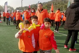 联投置业举办的悦跑，还是很多人参加，秦秦芯芯也来凑热，闹哈哈