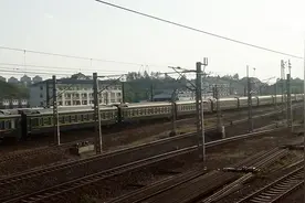 繁忙的上饶站，上海南-南宁T77次和温州南-长沙南G2317次同时出站