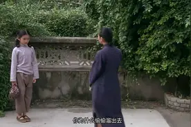 小姑娘逃课翻墙回学校，不料被老师逮个正着，挨了手板子视频封面