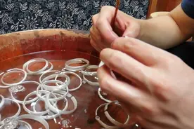 银匠日常工作，现在知道银镯子专业的保养方法是这样
