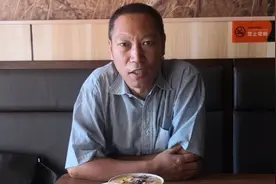 大叔喝粥想起啦小时候上学课本里梁生宝买稻种的课文情景。视频封面