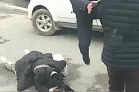 湖北荆门夫妻不配合防疫管控， 妻子撒泼猛砸自己头，丈夫踹人！视频封面