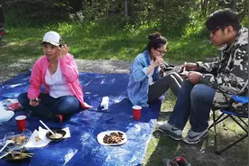 晚餐太丰富 汤米一直说吃饱了一直还在吃大家逗他不懂中文开心的