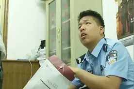 的哥拾金不昧反遭民警嘲讽：这么晚才送来 你还觉得你光荣呢？视频封面