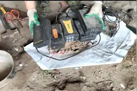 收破烂收到一箱齐充电器，砸了换钱买新的，不香吗？视频封面