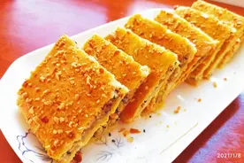 好吃的五仁酥在家就能做，外皮金黄酥脆，果仁的馅料酥香又营养
