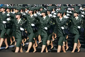 美航母一出海就是几个月，靠岸后男兵喝酒解压，女兵怎么度过？视频封面