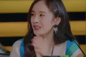 霍建华紧握住杨幂的手，谁注意到她这个小举动网友：暴露真实人品