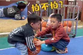 迷你杨每次干不过哥哥就使出看家本领，哥哥：服了你视频封面