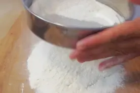 做月饼不用高价买低粉了，教你2种方法，普通面粉瞬间变低筋面粉