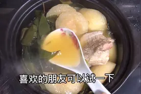 分享家庭靓汤，龙利叶雪梨瘦肉汤，这汤具有清热润肺化痰的功效。