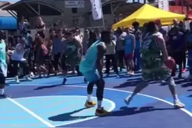 头盔哥和军哥带头勇闯美国街头篮球，秀得飞起！视频封面