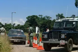 影视：四名匪徒通过检查站，巧用妙招蒙混过关