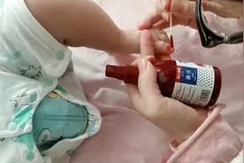 发现宝宝脚指发红有血迹，宝妈急哭了！赶紧擦点碘伏，咋回事？视频封面