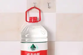 粘钩用久了容易掉？抹点厨房废弃物，比新买的还牢固，方法太棒了视频封面