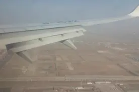 第一视角观看飞机降落的一瞬间，像做梦突然从高空坠落的感觉。视频封面