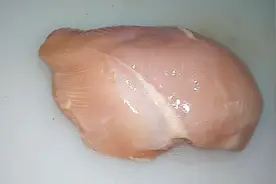 鸡肉腌制小窍门，口感嫩滑，不柴不缩水，方法就是这么简单易学