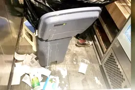 西安小寨赛格这家喜茶店被爆脏乱差！店方：客流量太大 预判不足视频封面