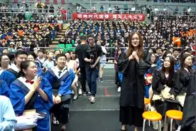 青岛大学毕业典礼一首高音版《起风了》点燃全场，这是青春的样子