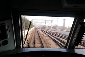 火车司机驾驶室看轨道走行，乘坐旅客列车没有的感觉