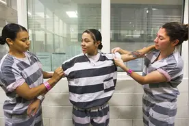 为什么基本所有犯人，穿的囚服都是条纹的？原来它的作用这么大！