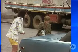 巴西恶搞-请路人帮打开后备箱-突然出来黑猩猩吓跑路人视频封面