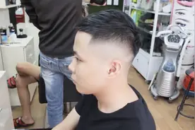 今夏男发流行“半截头”，时尚帅气真精神，剪的男士特别多