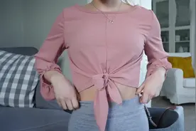 初秋穿搭-藕粉色上衣搭配灰色长裤，青春活力！