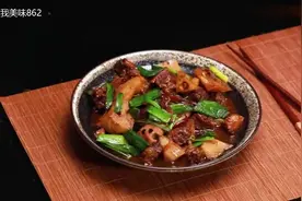 莲藕炖牛肉：牛肉软烂莲藕脆口，这道菜值得配3大碗米饭