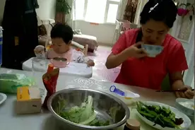 每天早上我大闺起的比我早，起来做饭给我大闺洗脸视频封面