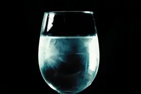 镜头下，一杯水瞬间结冰的唯美过程，引起沉重的思考视频封面