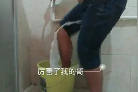 小伙用脚洗衣服，省时省力省电还干净，让我长见识了。