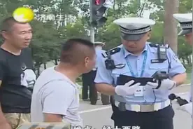 男子开车近30年，开错车道被抓，交警一问交通规则懵了视频封面