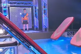 中国小伙参加国外高难度闯关游戏《忍者勇士》，成功过关！