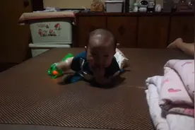 宝宝看到爸爸就笑，这是为什么，笑的好开心啊