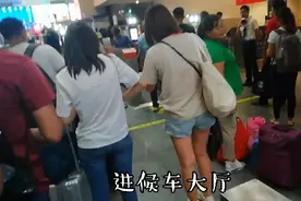 佛山西高铁站，国庆坐车人非常少，进候车大厅不用票就可以进去。视频封面