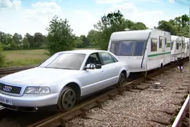 在火车轨道上行驶奥迪汽车，还能当车头拉着火车跑，这什么操作？视频封面