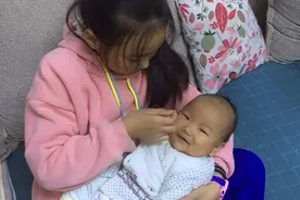 72天宝宝竖着抱腿蹬得可有劲了