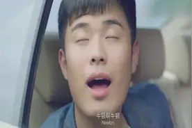 小伙在车里尿急，美女拿个瓶子，可惜瓶口太小，结局尿裤子了，视频封面