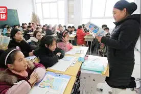 心疼！女老师右腿受伤 怕耽误学生跪板凳上讲课视频封面